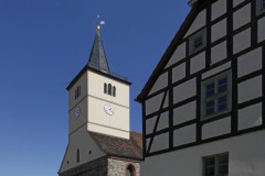 Blick auf die Kirche mit Fachwerkhaus, Fotorechte: Henry Mundt