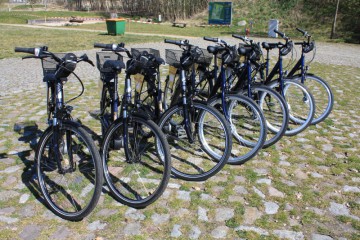 4 E-Bikes und 4 Fahrräder stehen im NaturParkZentrum bereit