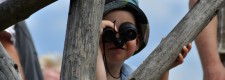 Kind hat ein Fernglas