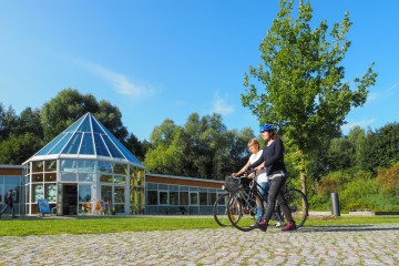 Fahrradfahrer vor dem NaturParkZentrum © Ike Noack