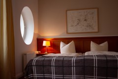 Stimmungsvolle Zimmer im Hotel Vierseithof, Foto: Yves Lasdinat, Lizenz: HF Berlin Brandenburg Grundbesitz GmbH